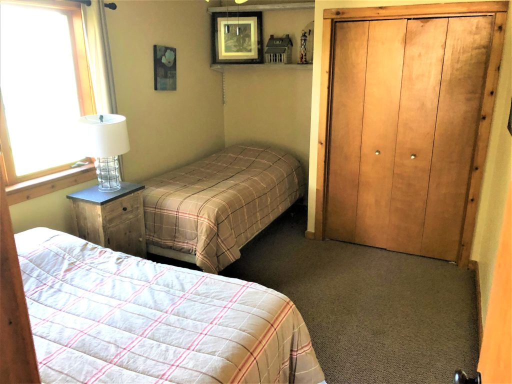 Two beds are next to each other in a bedroom.